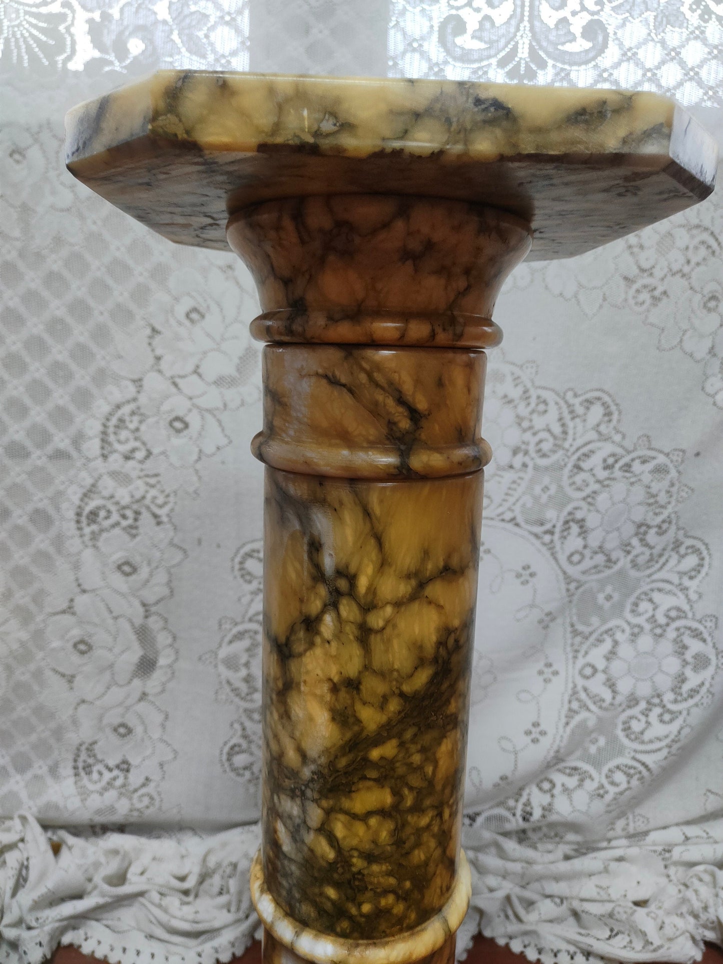 Pilastro di Pregio in Marmo Italiano: Unione di Bellezza e Funzionalità per Ambiente da 75