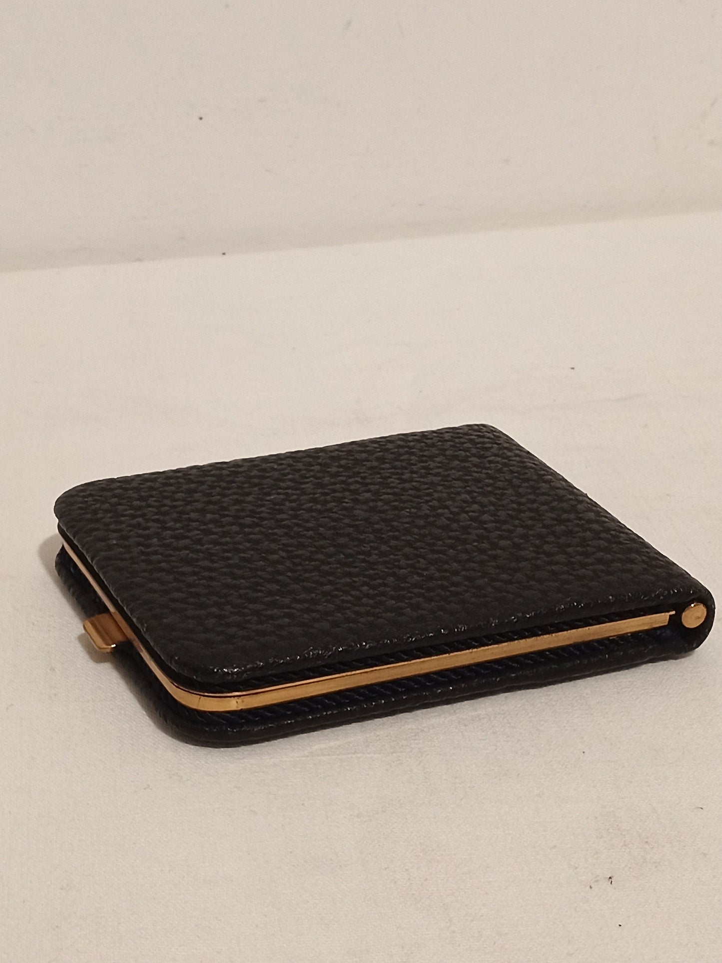 Porta sigarette vintage in pelle nera con bordi e chiusura in ottone - Anni '50/'60
