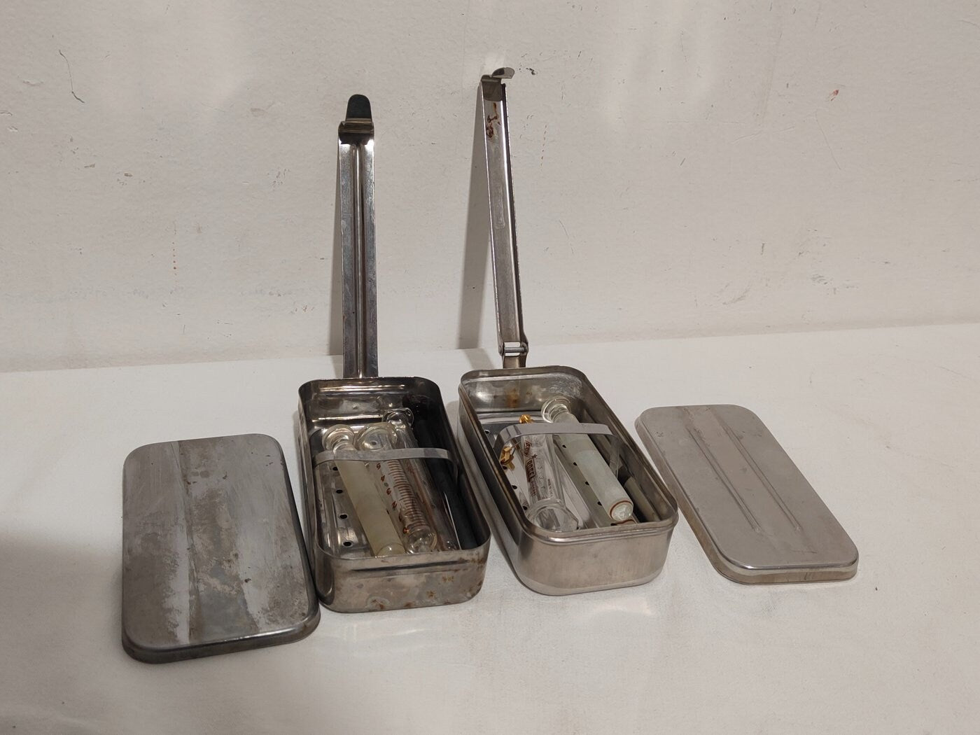 Siringhe in Vetro Vintage con Doppio Vassoio Sterilizzatore in Acciaio: Un tuffo nel passato per la tua Festa a Tema Farmacista!