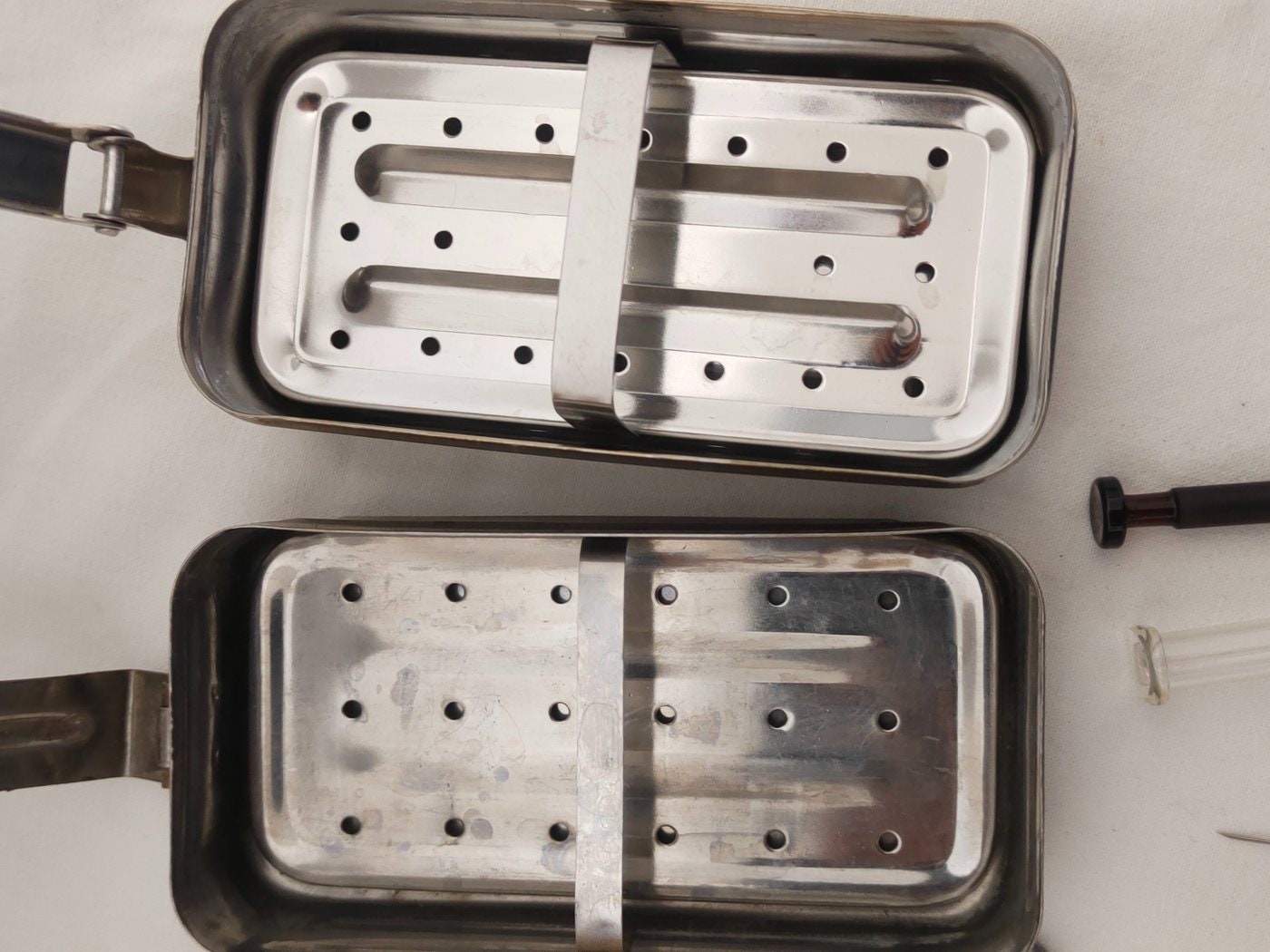 Siringhe in Vetro Vintage con Doppio Vassoio Sterilizzatore in Acciaio: Un tuffo nel passato per la tua Festa a Tema Farmacista!