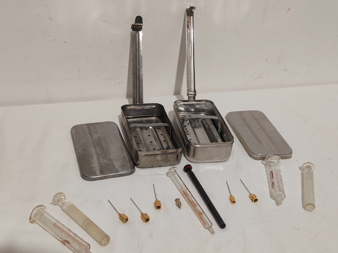Siringhe in Vetro Vintage con Doppio Vassoio Sterilizzatore in Acciaio: Un tuffo nel passato per la tua Festa a Tema Farmacista!