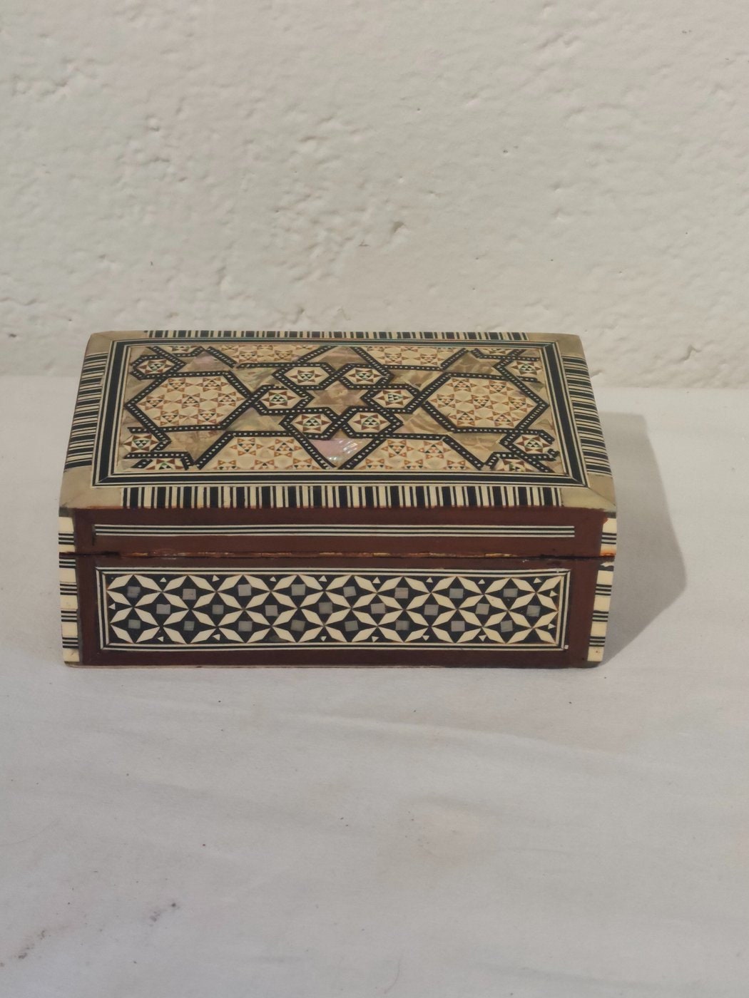 Scatola portagioie vintage in legno khatam anni '70 - Intarsi geometrici madreperla (16x10x5cm)