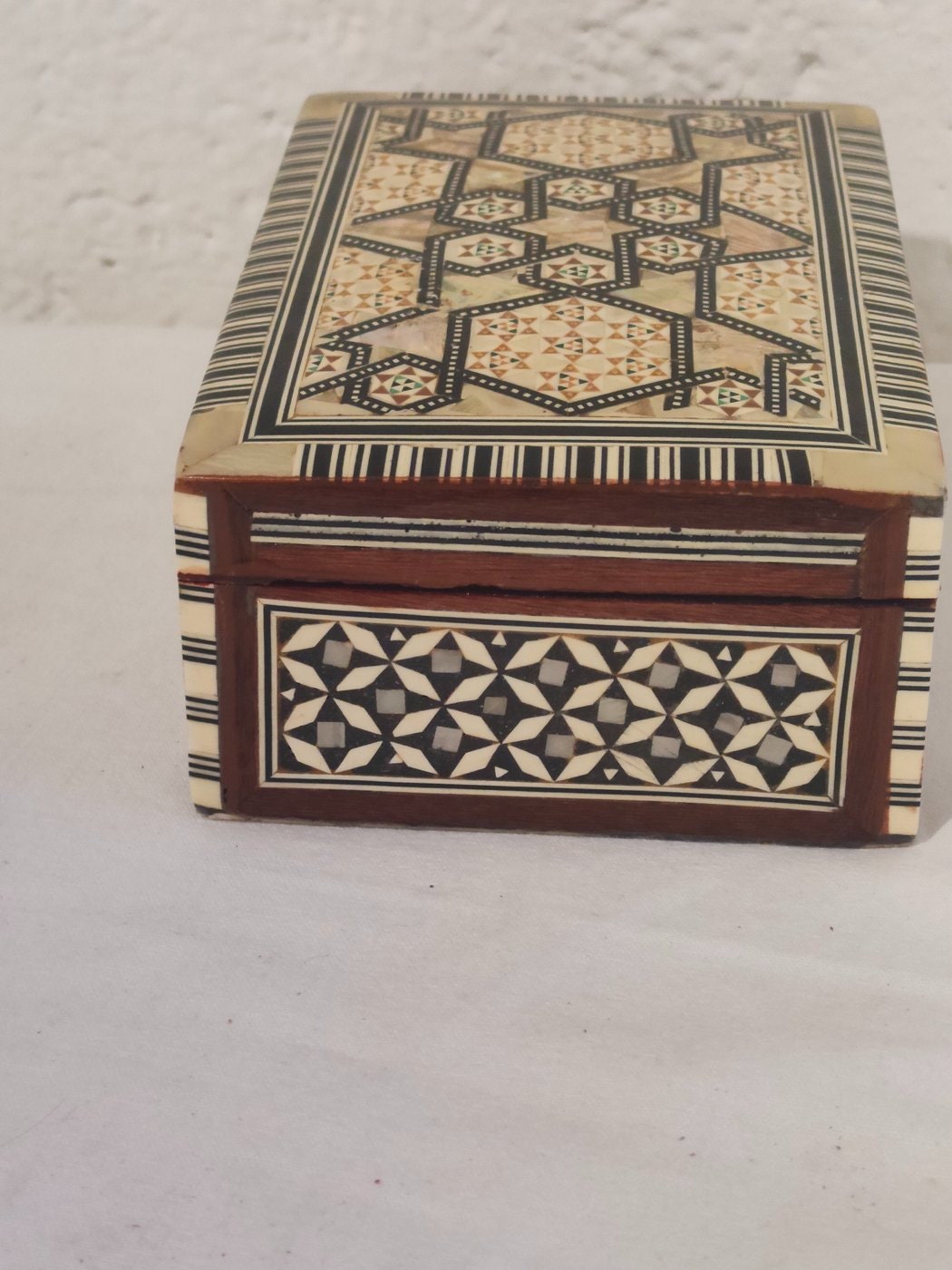 Scatola portagioie vintage in legno khatam anni '70 - Intarsi geometrici madreperla (16x10x5cm)