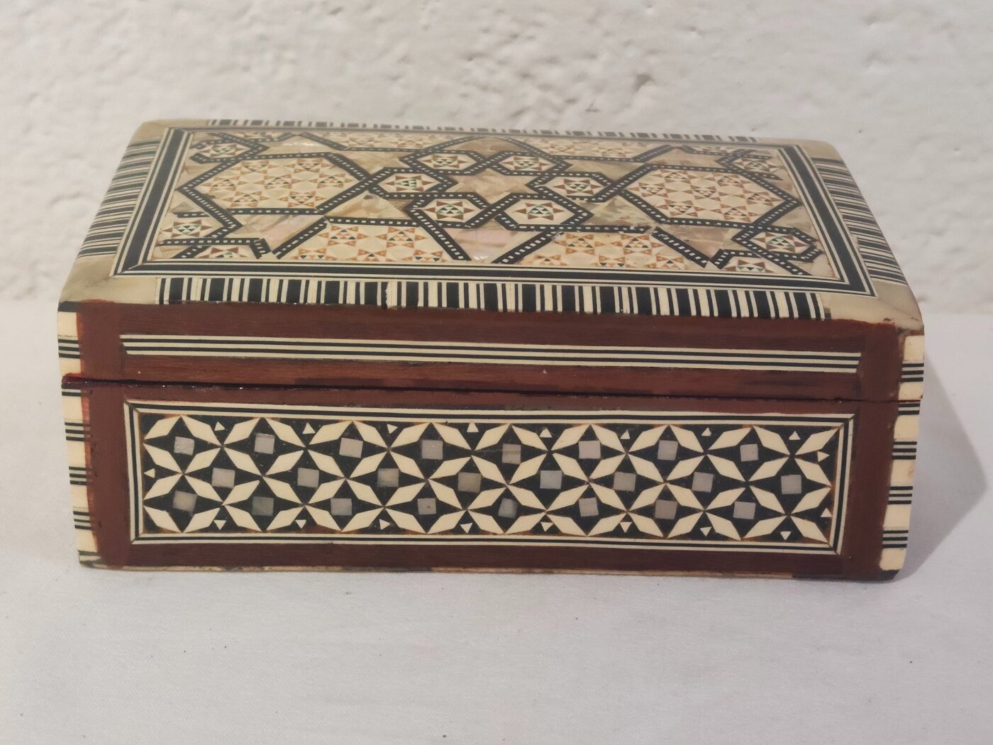 Scatola portagioie vintage in legno khatam anni '70 - Intarsi geometrici madreperla (16x10x5cm)