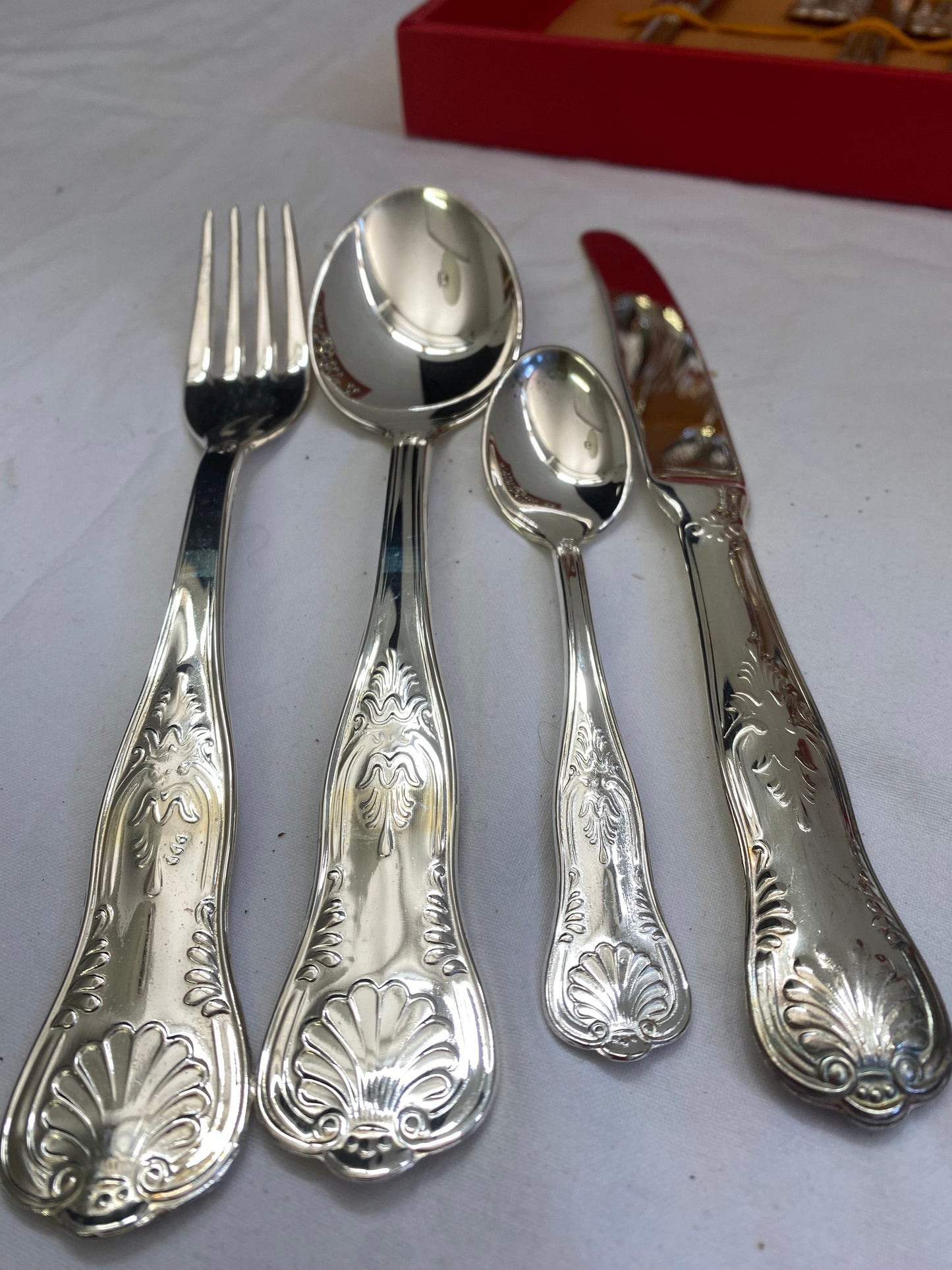 Servizio di Posate in Argento 800 - Tradizione Italiana Intatta con vassoio in acciaio con decori placcati in oro 24 carati