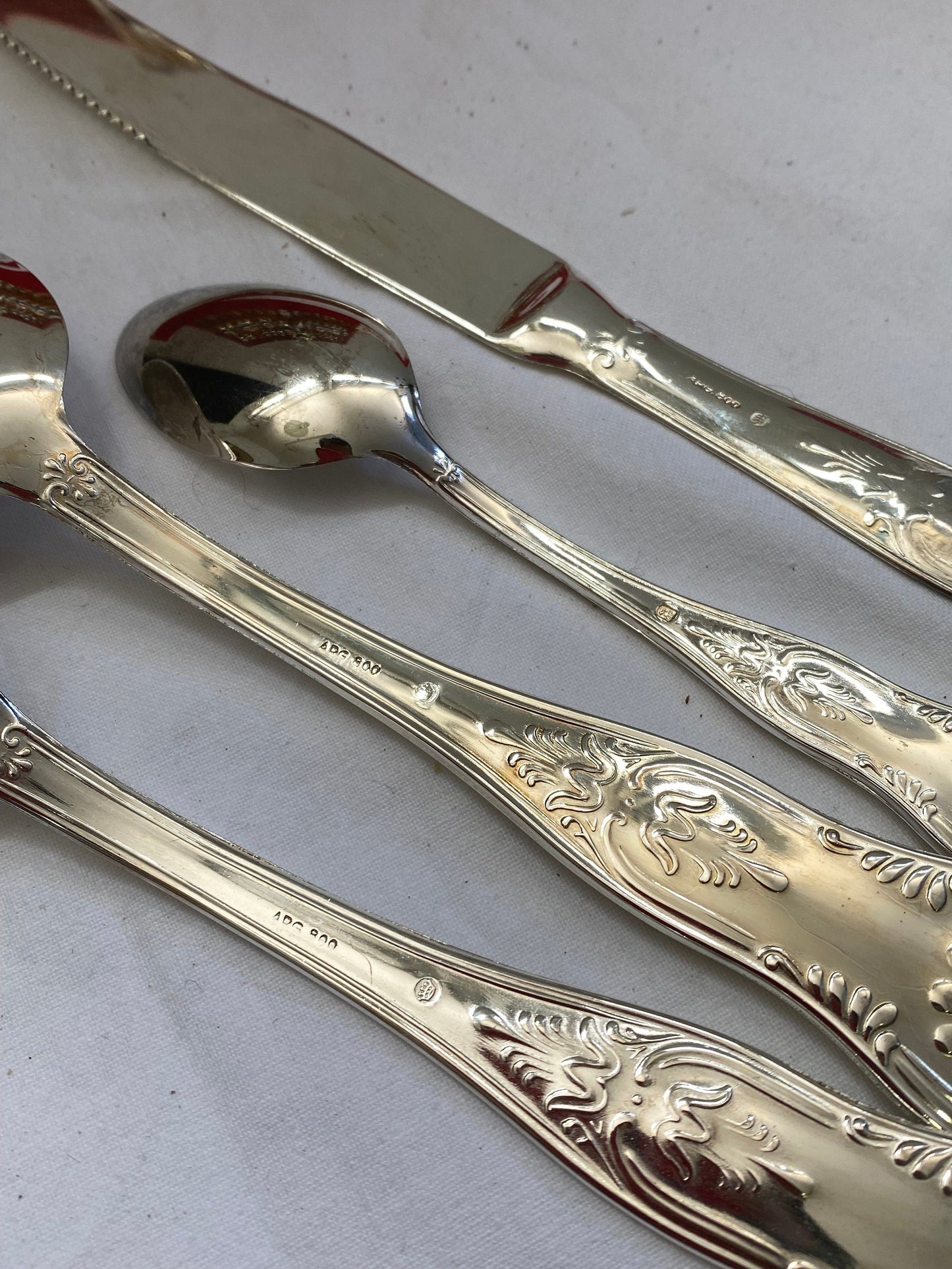 Servizio di Posate in Argento 800 - Tradizione Italiana Intatta con vassoio in acciaio con decori placcati in oro 24 carati