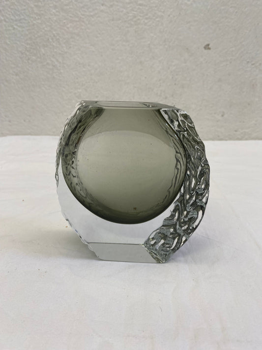 Elegante Vaso in Cristallo Fumè Intagliato: Un Pezzo d'Epoca per Decorare con Raffinatezza
