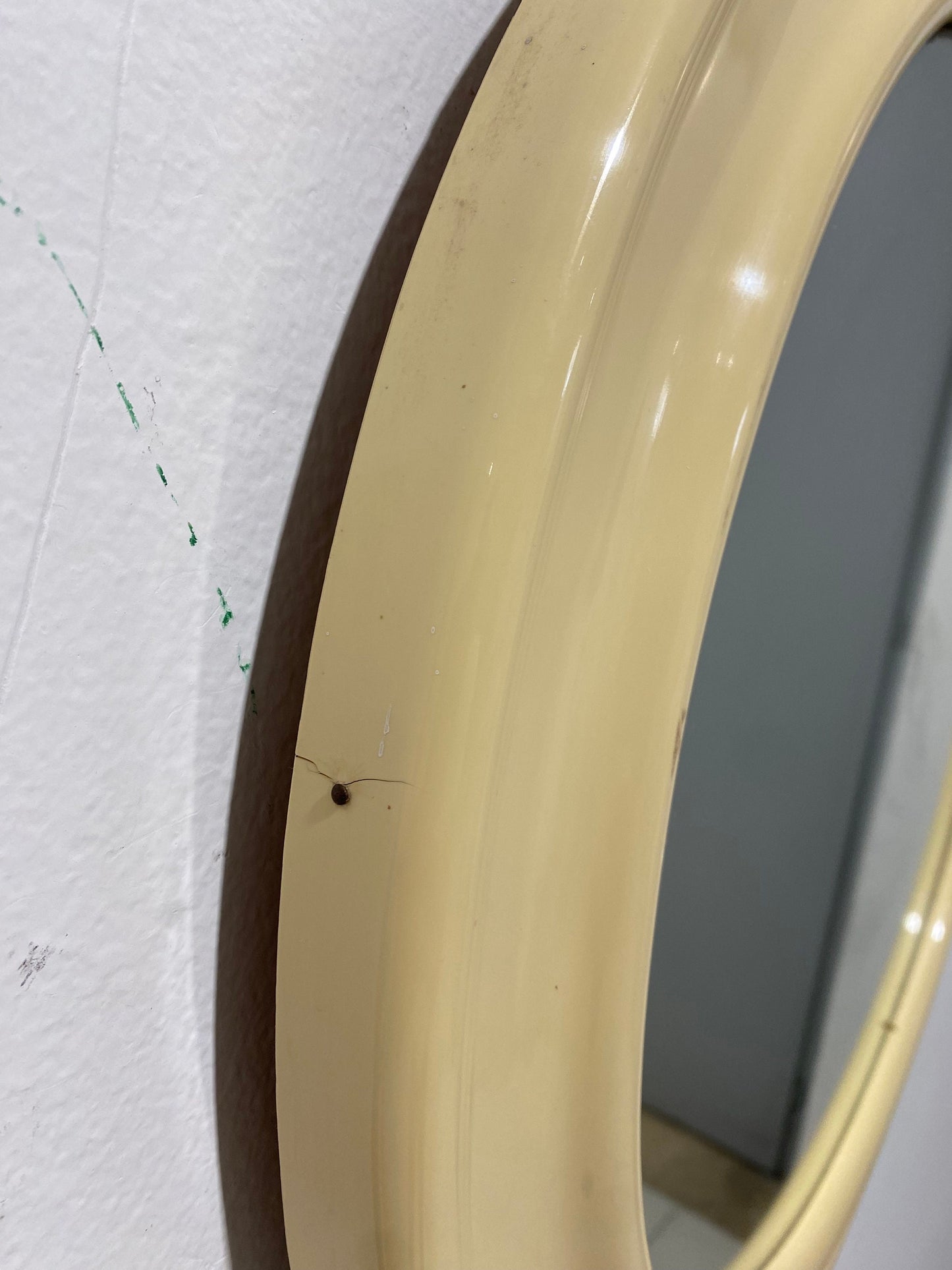 Specchio vintage rotondo in plastica e legno di teak (58 cm di diametro)