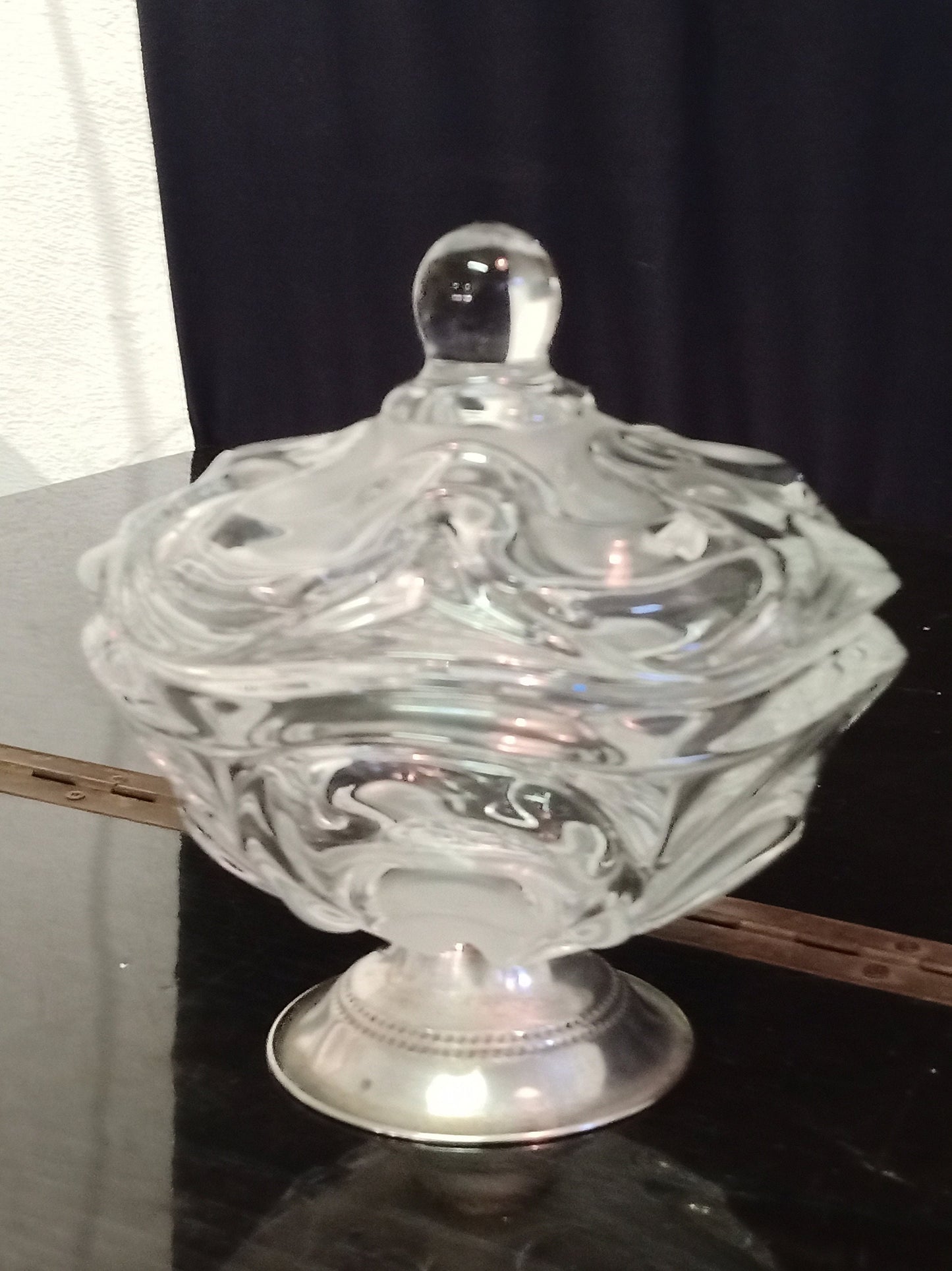 Porta bonbon in cristallo con base in Argento 800: un tocco di eleganza per la tua tavola