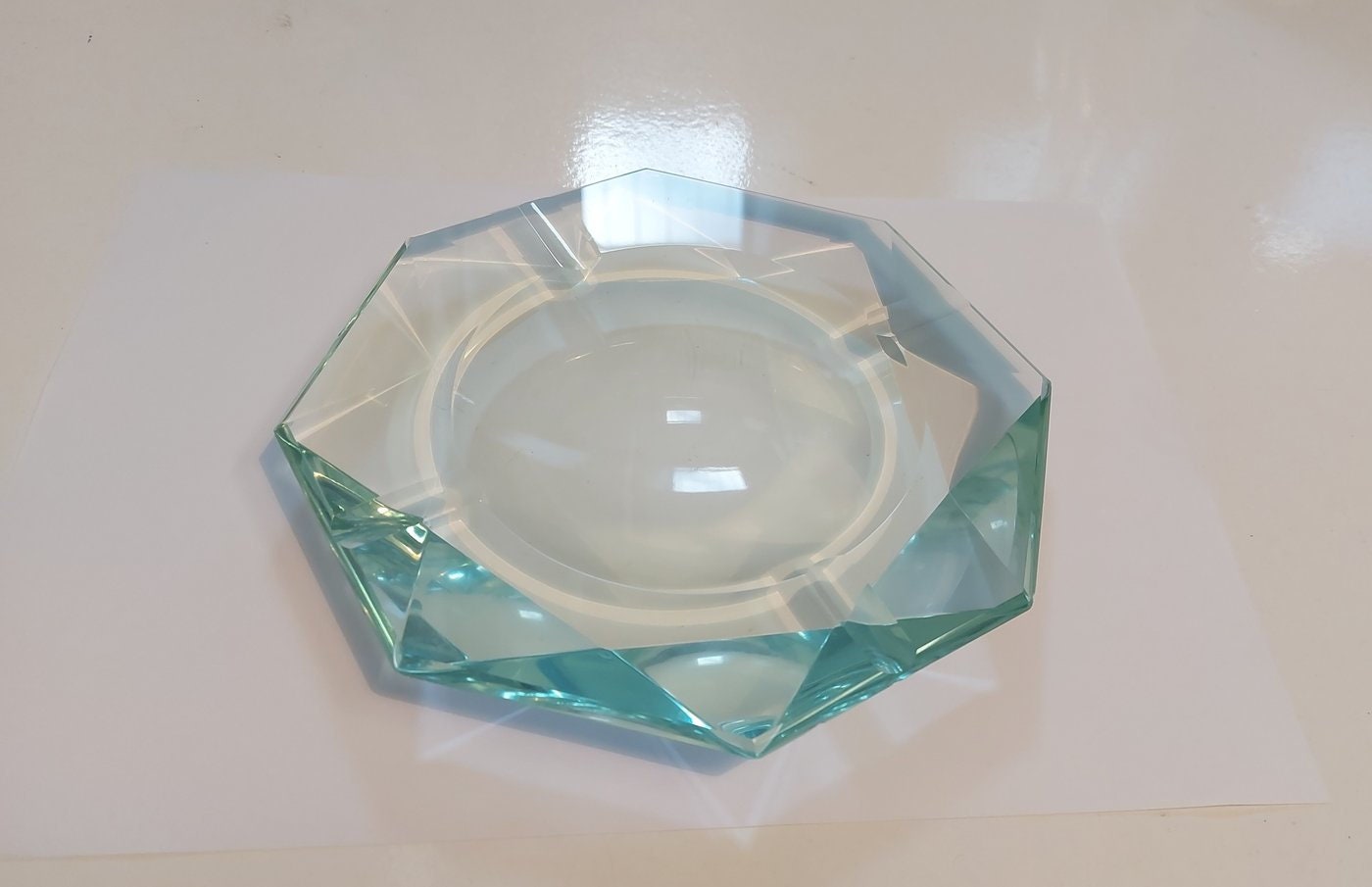 Posacenere in Vetro Verde Chiaro - Eleganza e Stile in un Design Ottagonale