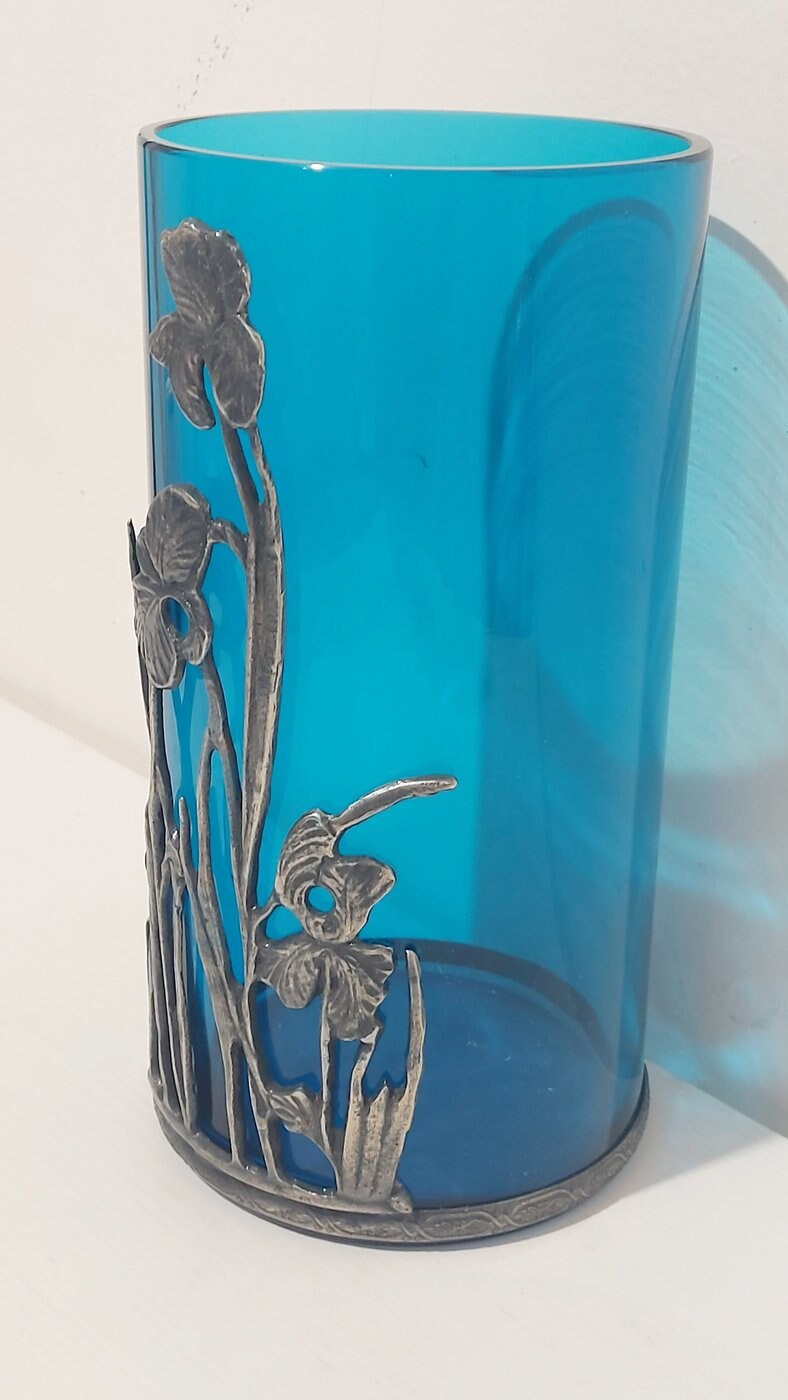 Vaso in Cristallo Blu con Decoro in Peltro: Un tocco di eleganza senza tempo alla tua casa