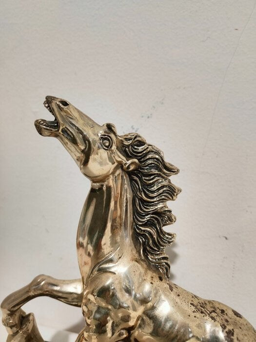 Statua Cavallo Rampante in Argento Laminato - Eleganza senza tempo