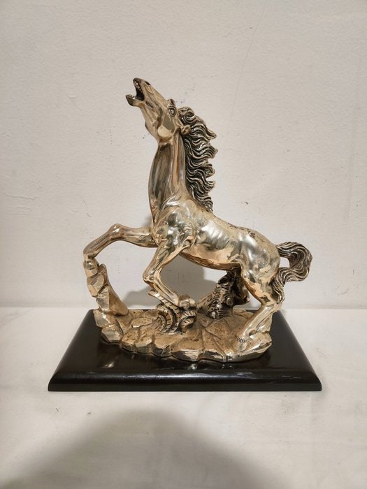 Statua Cavallo Rampante in Argento Laminato - Eleganza senza tempo
