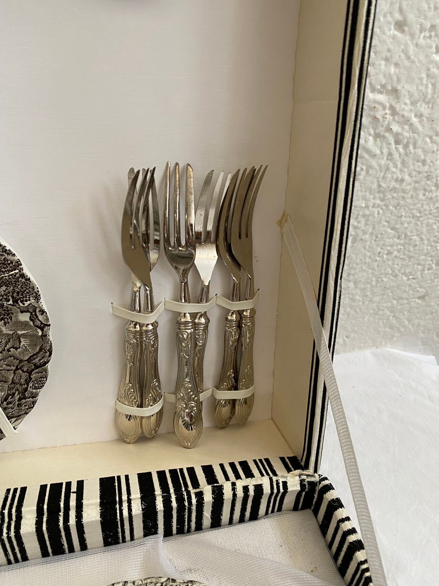 Servizio di Piatti da Dolce "The Hunter" by Myott: Un'Elegante Aggiunta alla Tua Tavola con posate in argento 800 placcato