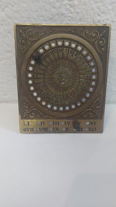 Calendario perpetuo in ottone inciso