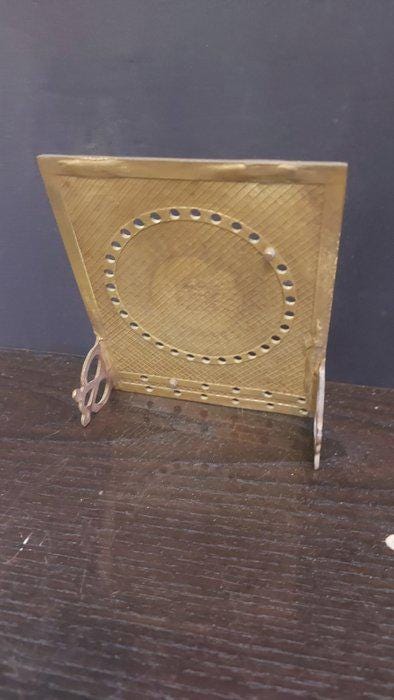 Calendario perpetuo in ottone inciso