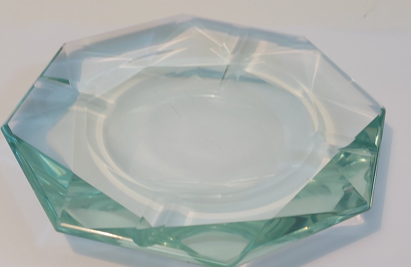 Posacenere in Vetro Verde Chiaro - Eleganza e Stile in un Design Ottagonale