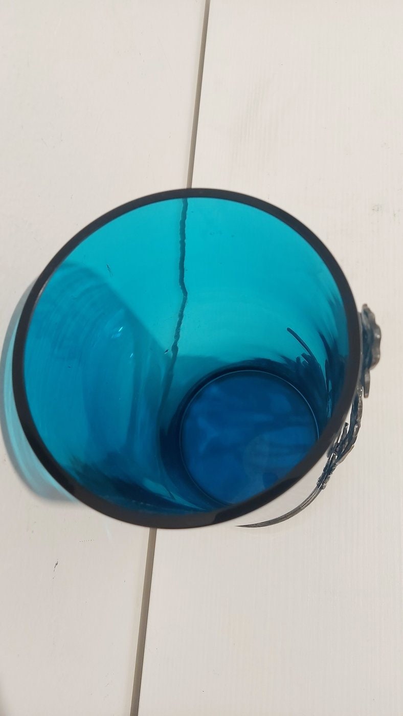 Vaso in Cristallo Blu con Decoro in Peltro: Un tocco di eleganza senza tempo alla tua casa