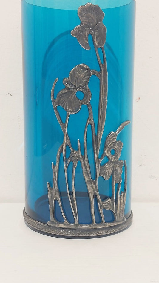 Vaso in Cristallo Blu con Decoro in Peltro: Un tocco di eleganza senza tempo alla tua casa