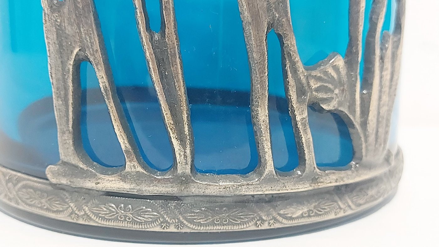 Vaso in Cristallo Blu con Decoro in Peltro: Un tocco di eleganza senza tempo alla tua casa