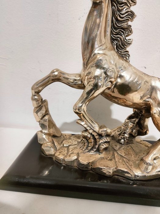 Statua Cavallo Rampante in Argento Laminato - Eleganza senza tempo