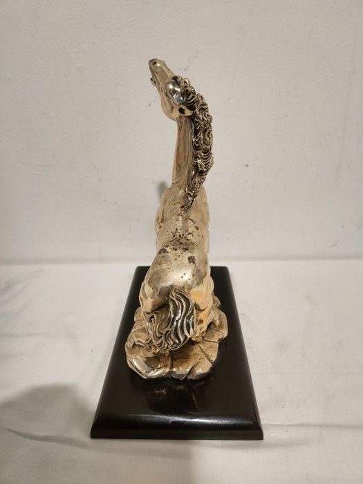 Statua Cavallo Rampante in Argento Laminato - Eleganza senza tempo