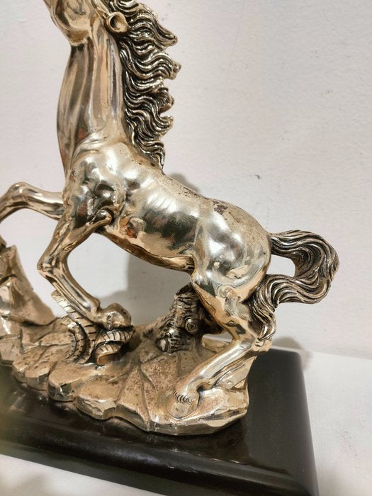 Statua Cavallo Rampante in Argento Laminato - Eleganza senza tempo