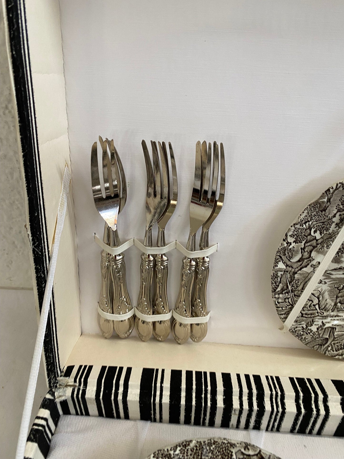 Servizio di Piatti da Dolce "The Hunter" by Myott: Un'Elegante Aggiunta alla Tua Tavola con posate in argento 800 placcato