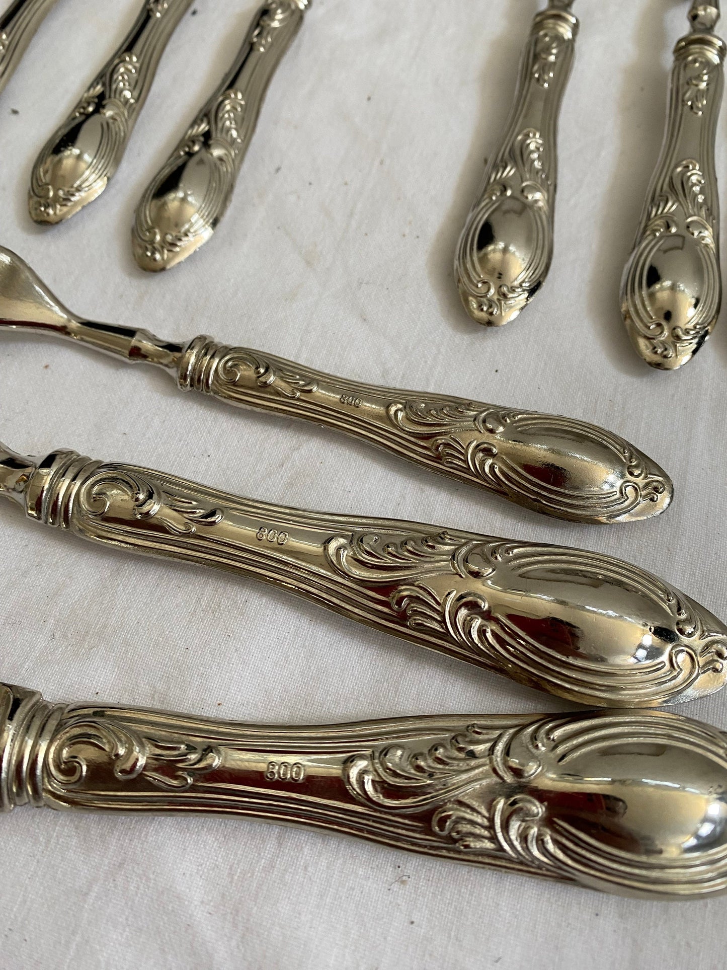 Servizio di Piatti da Dolce "The Hunter" by Myott: Un'Elegante Aggiunta alla Tua Tavola con posate in argento 800 placcato