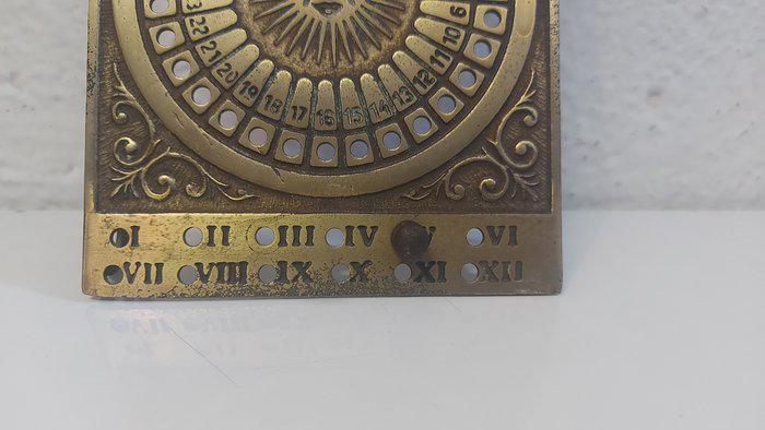 Calendario perpetuo in ottone inciso