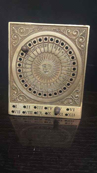 Calendario perpetuo in ottone inciso