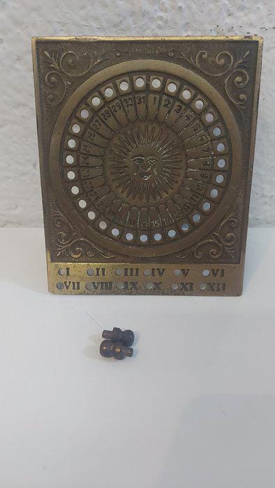 Calendario perpetuo in ottone inciso