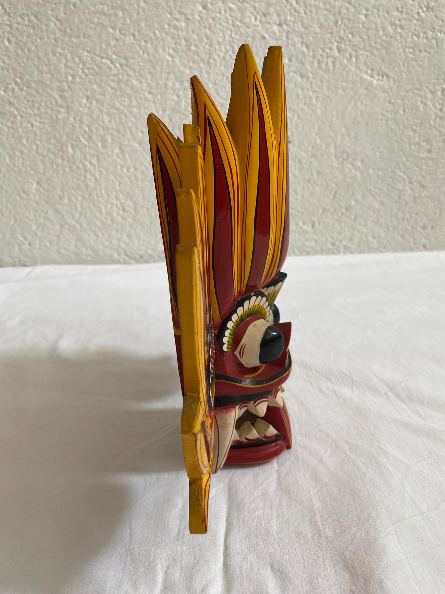 Maschera tribale tradizionale. maschera di legno .maschera del diavolo dello Sri Lanka. appeso a parete, colore giallo, rosso. 30x26x7,50 cm