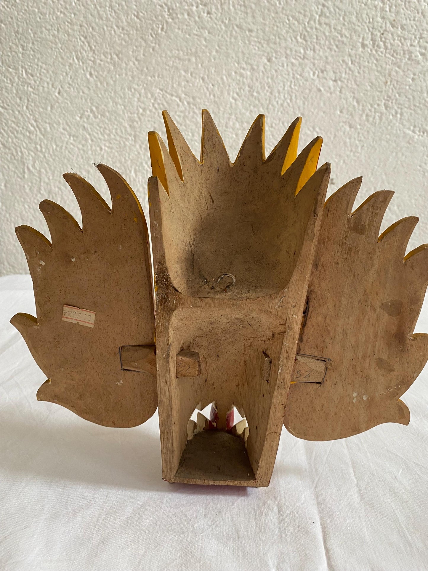 Maschera tribale tradizionale. maschera di legno .maschera del diavolo dello Sri Lanka. appeso a parete, colore giallo, rosso. 30x26x7,50 cm
