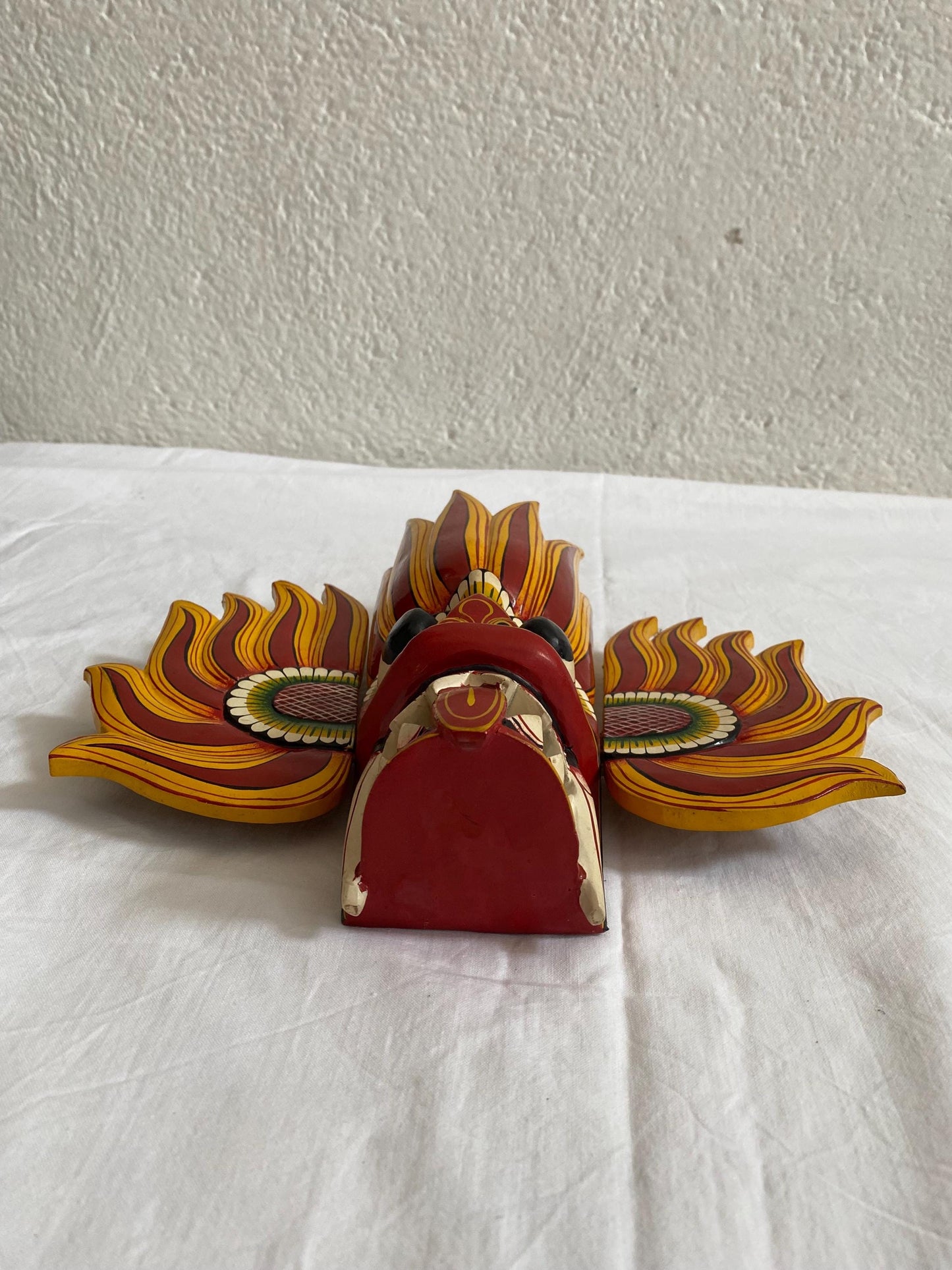 Maschera tribale tradizionale. maschera di legno .maschera del diavolo dello Sri Lanka. appeso a parete, colore giallo, rosso. 30x26x7,50 cm