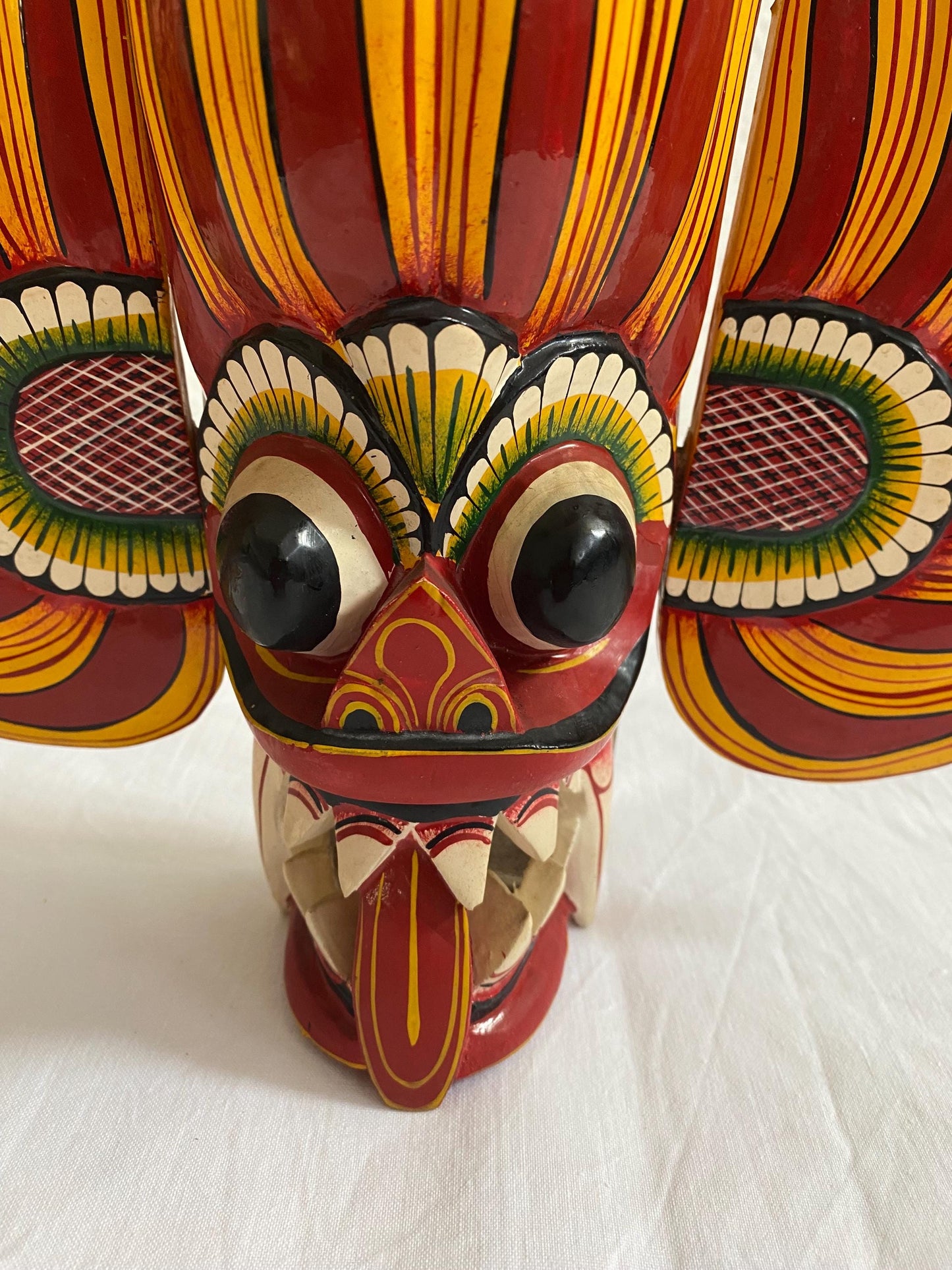 Maschera tribale tradizionale. maschera di legno .maschera del diavolo dello Sri Lanka. appeso a parete, colore giallo, rosso. 30x26x7,50 cm