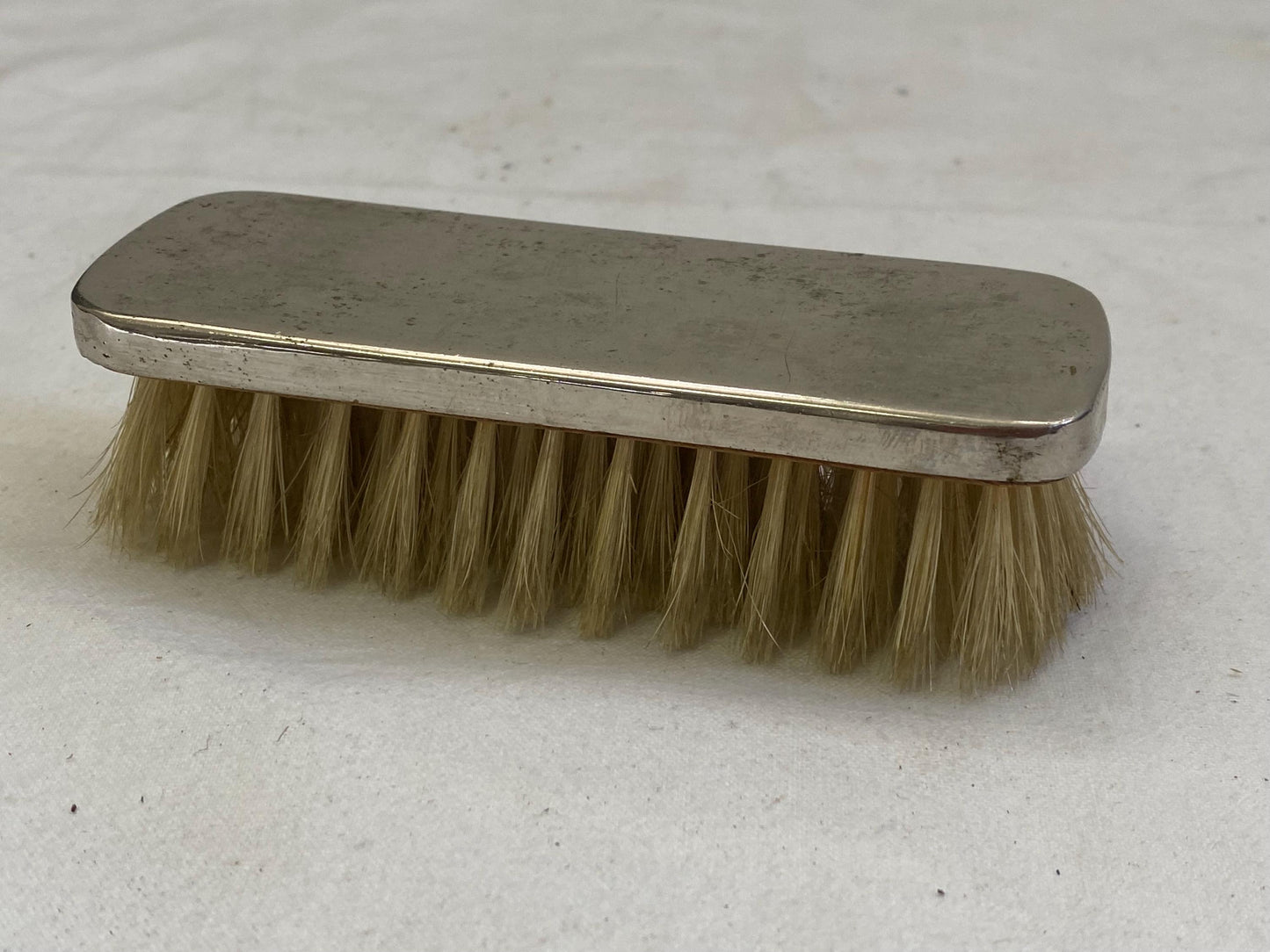 Elegante Spazzola Vintage con Manico in Argento Placcato - Un Tocco di Raffinatezza per la Tua Toilette