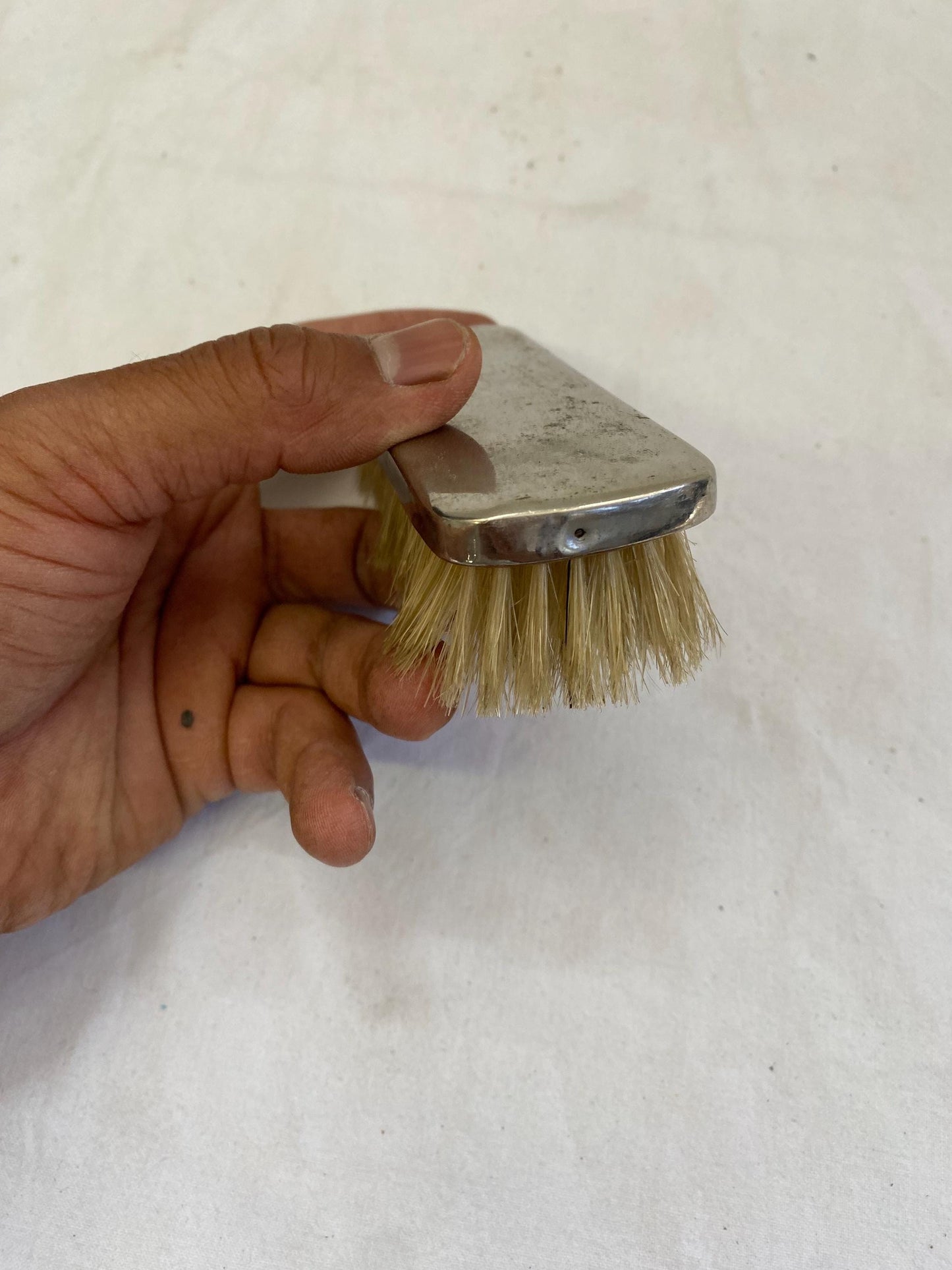 Elegante Spazzola Vintage con Manico in Argento Placcato - Un Tocco di Raffinatezza per la Tua Toilette