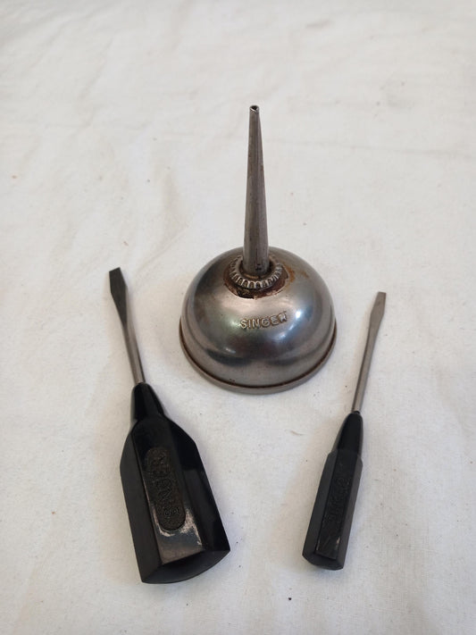 oliatore latta e due cacciaviti da cucito Singer vintage