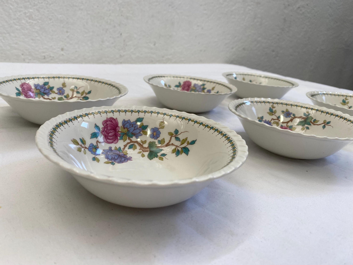 Set di 6 Ciotole Floreali Vintage Alfares de Ponte Sampaio - Pontesa Ceramica Bianca con Fiori Viola e Fuxia