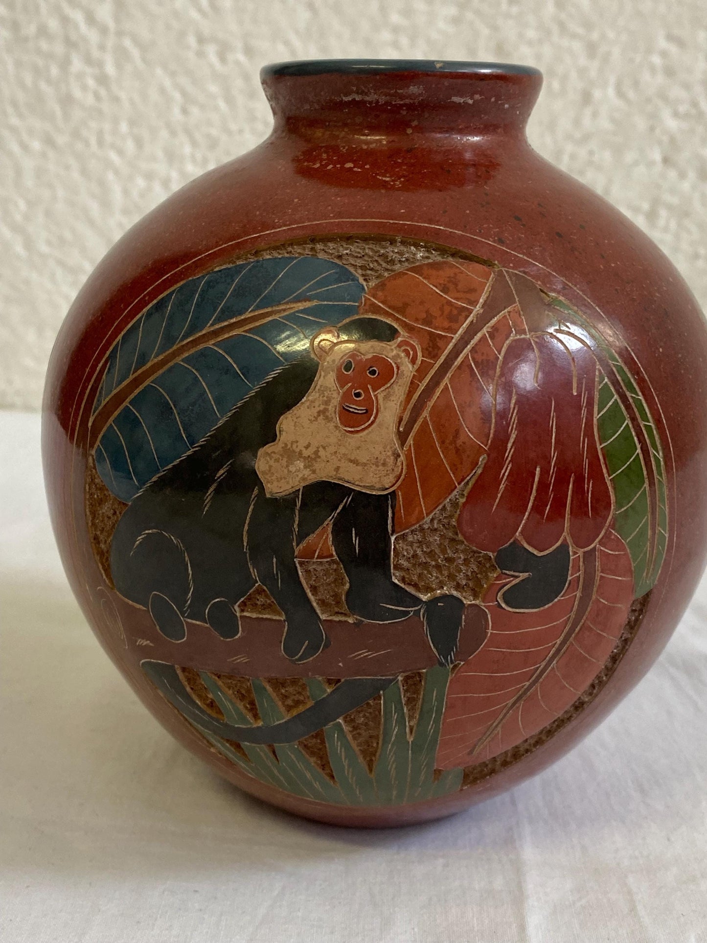 Vaso Rotondo Nicaraguense Vintage Firmato in Ceramica - Disegno di Scimmia, Farfalla e Tucano