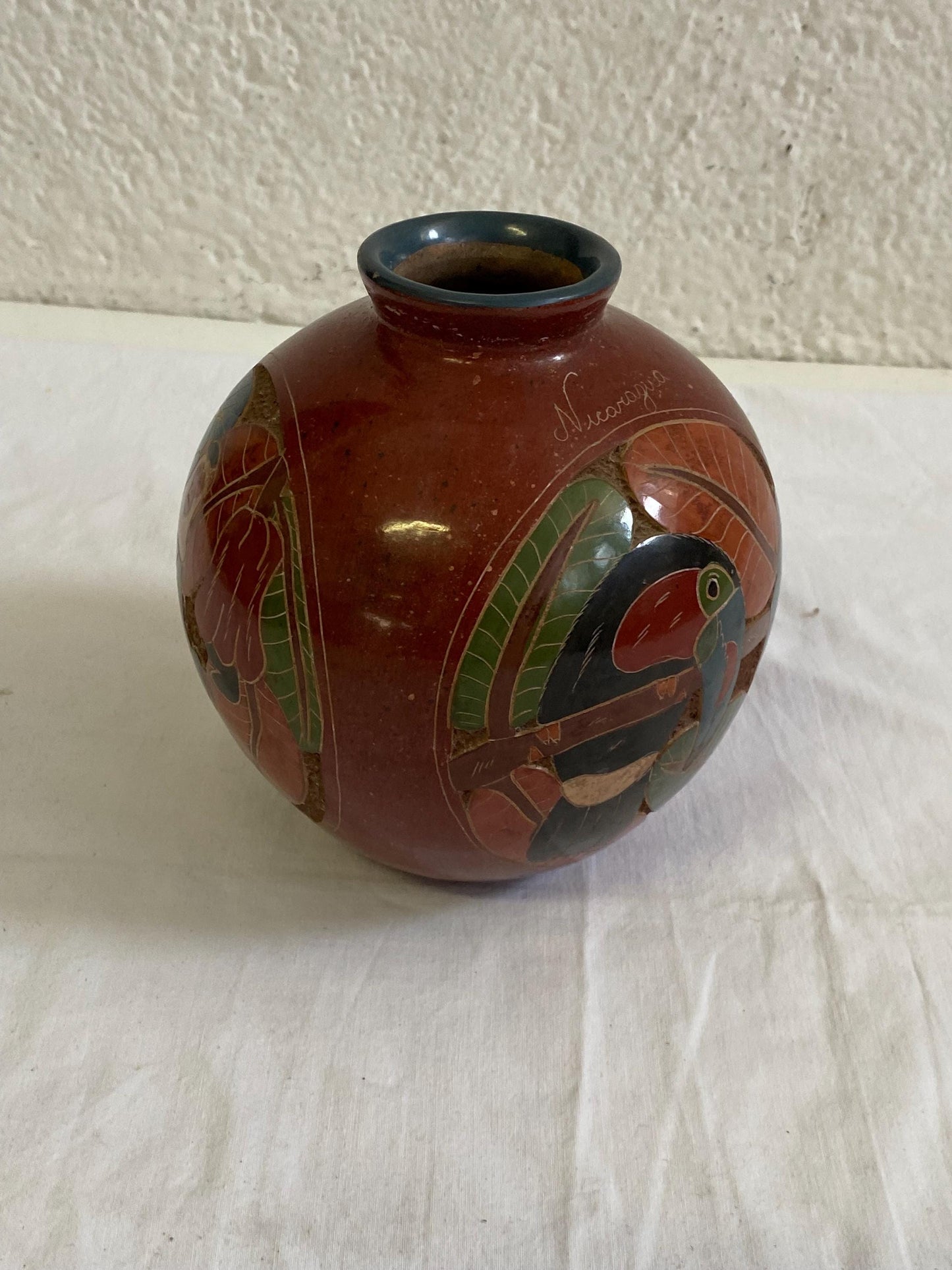 Vaso Rotondo Nicaraguense Vintage Firmato in Ceramica - Disegno di Scimmia, Farfalla e Tucano