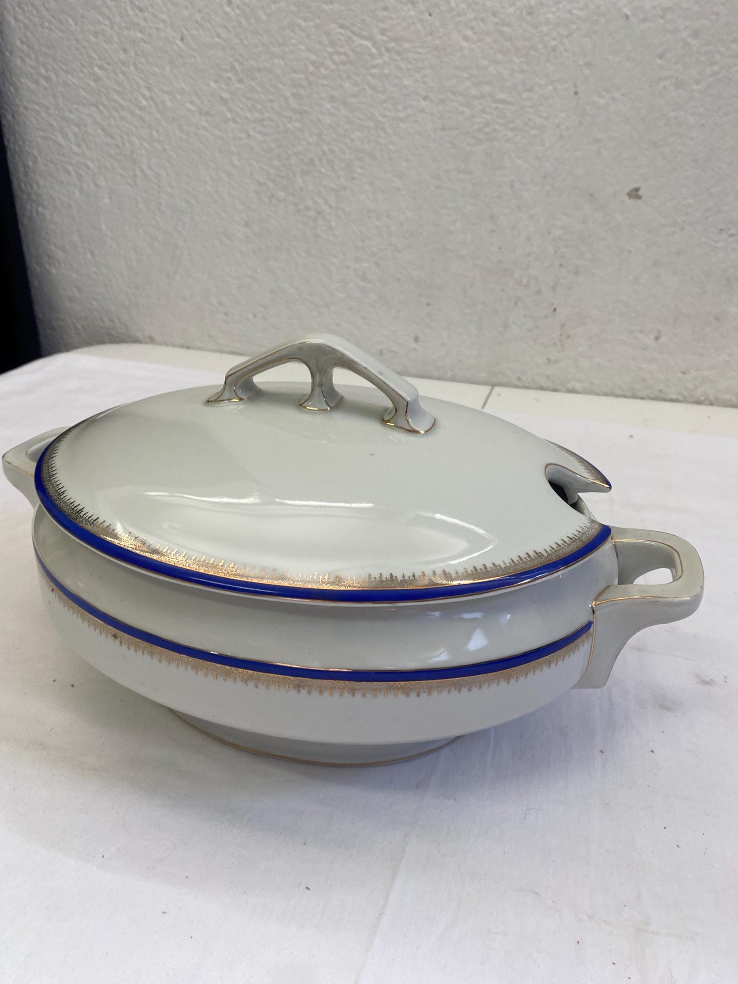 Zuppiera Ovale in Ceramica con Bordo Dorato e Rilievo Blu - Vintage