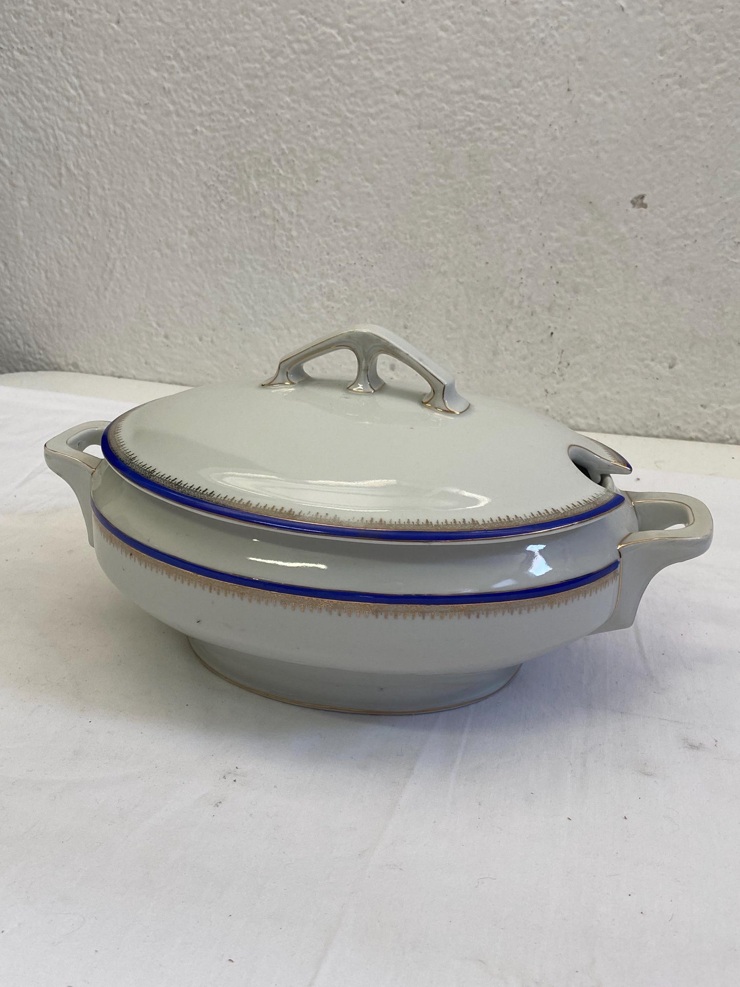 Zuppiera Ovale in Ceramica con Bordo Dorato e Rilievo Blu - Vintage