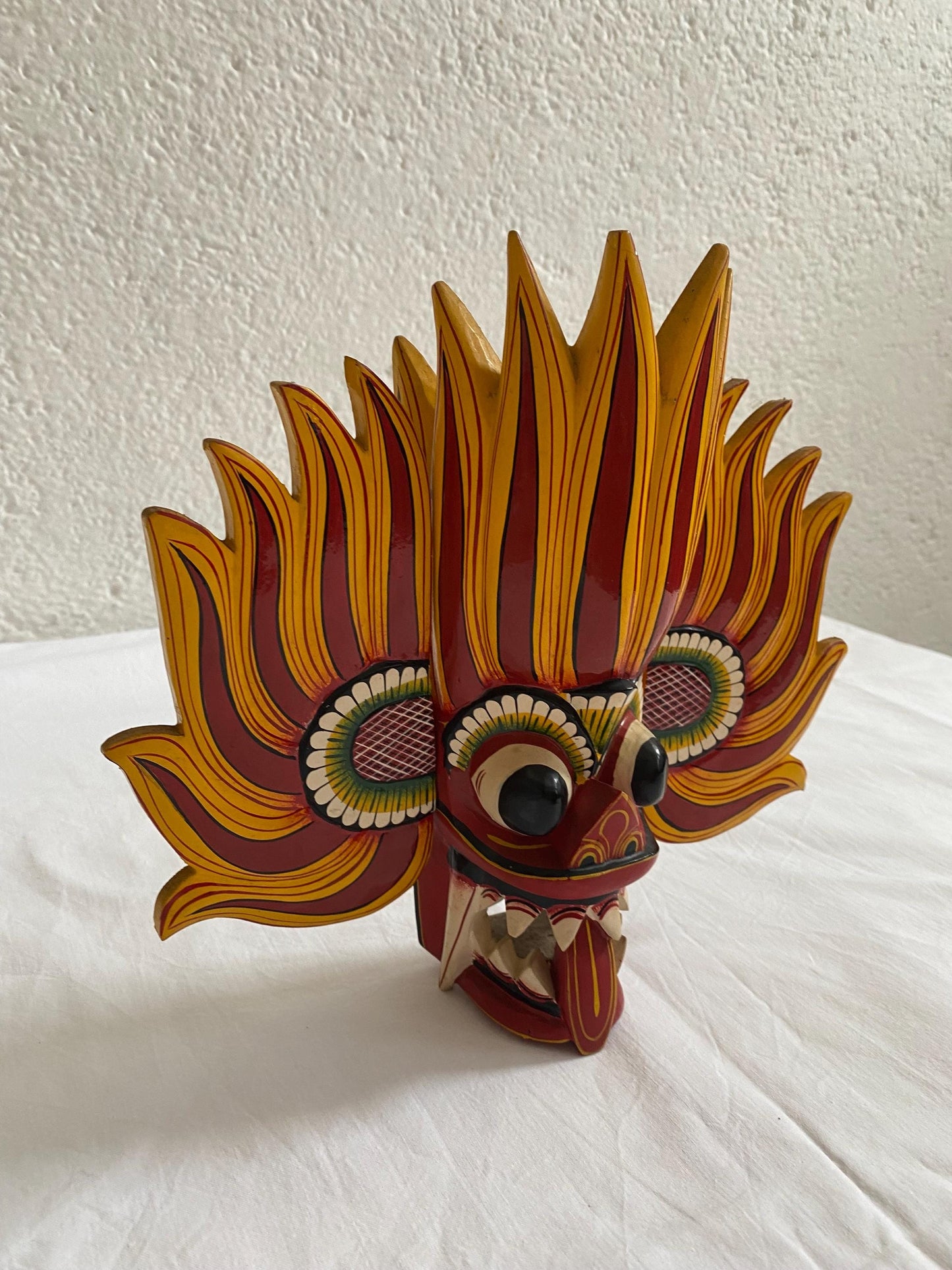 Maschera tribale tradizionale. maschera di legno .maschera del diavolo dello Sri Lanka. appeso a parete, colore giallo, rosso. 30x26x7,50 cm