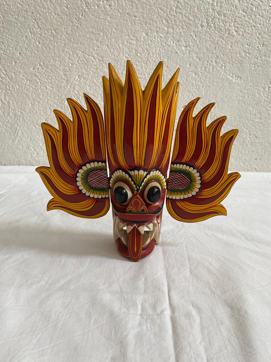 Maschera tribale tradizionale. maschera di legno .maschera del diavolo dello Sri Lanka. appeso a parete, colore giallo, rosso. 30x26x7,50 cm