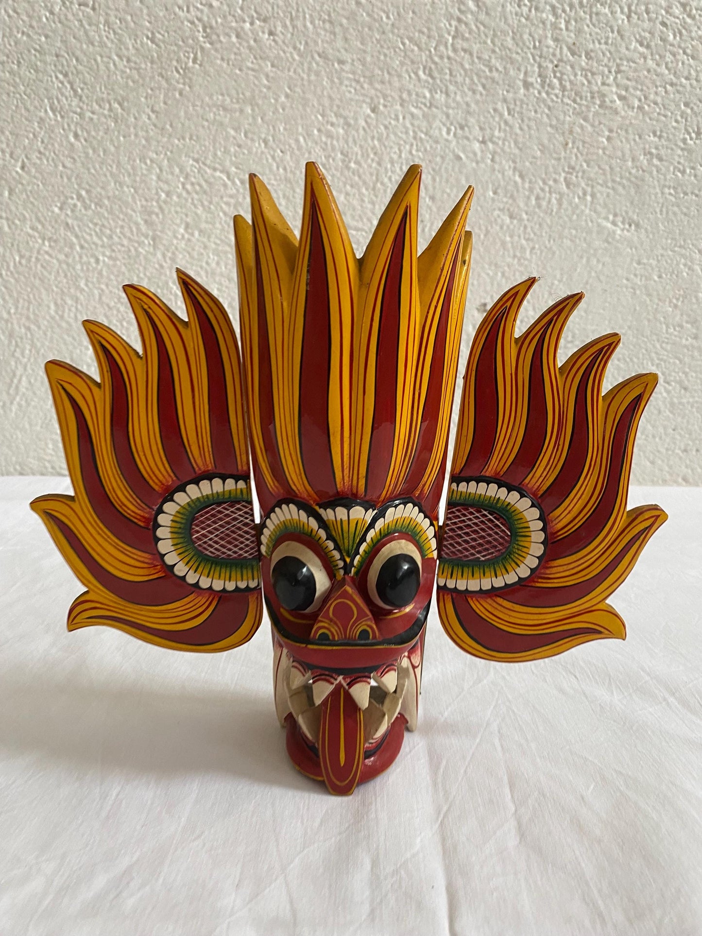 Maschera tribale tradizionale. maschera di legno .maschera del diavolo dello Sri Lanka. appeso a parete, colore giallo, rosso. 30x26x7,50 cm