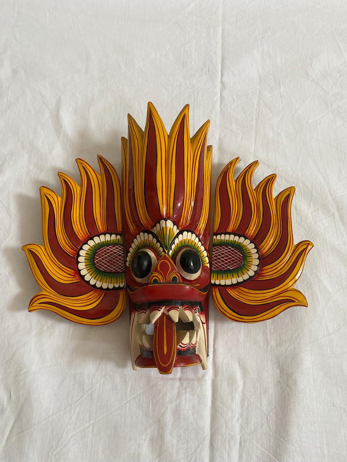 Maschera tribale tradizionale. maschera di legno .maschera del diavolo dello Sri Lanka. appeso a parete, colore giallo, rosso. 30x26x7,50 cm