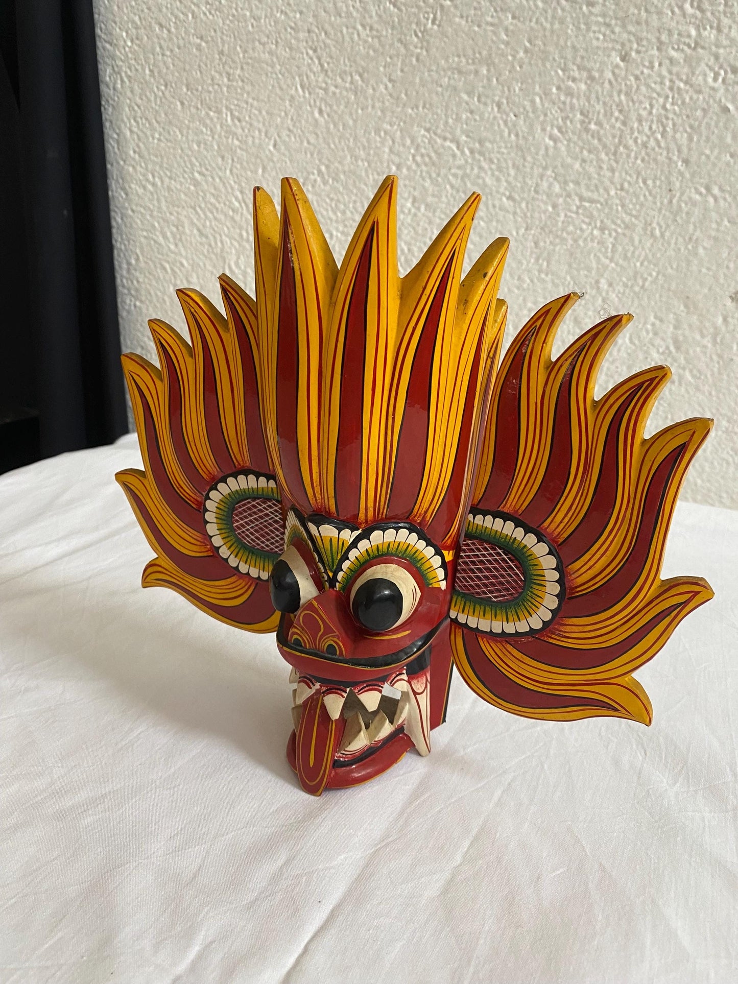 Maschera tribale tradizionale. maschera di legno .maschera del diavolo dello Sri Lanka. appeso a parete, colore giallo, rosso. 30x26x7,50 cm