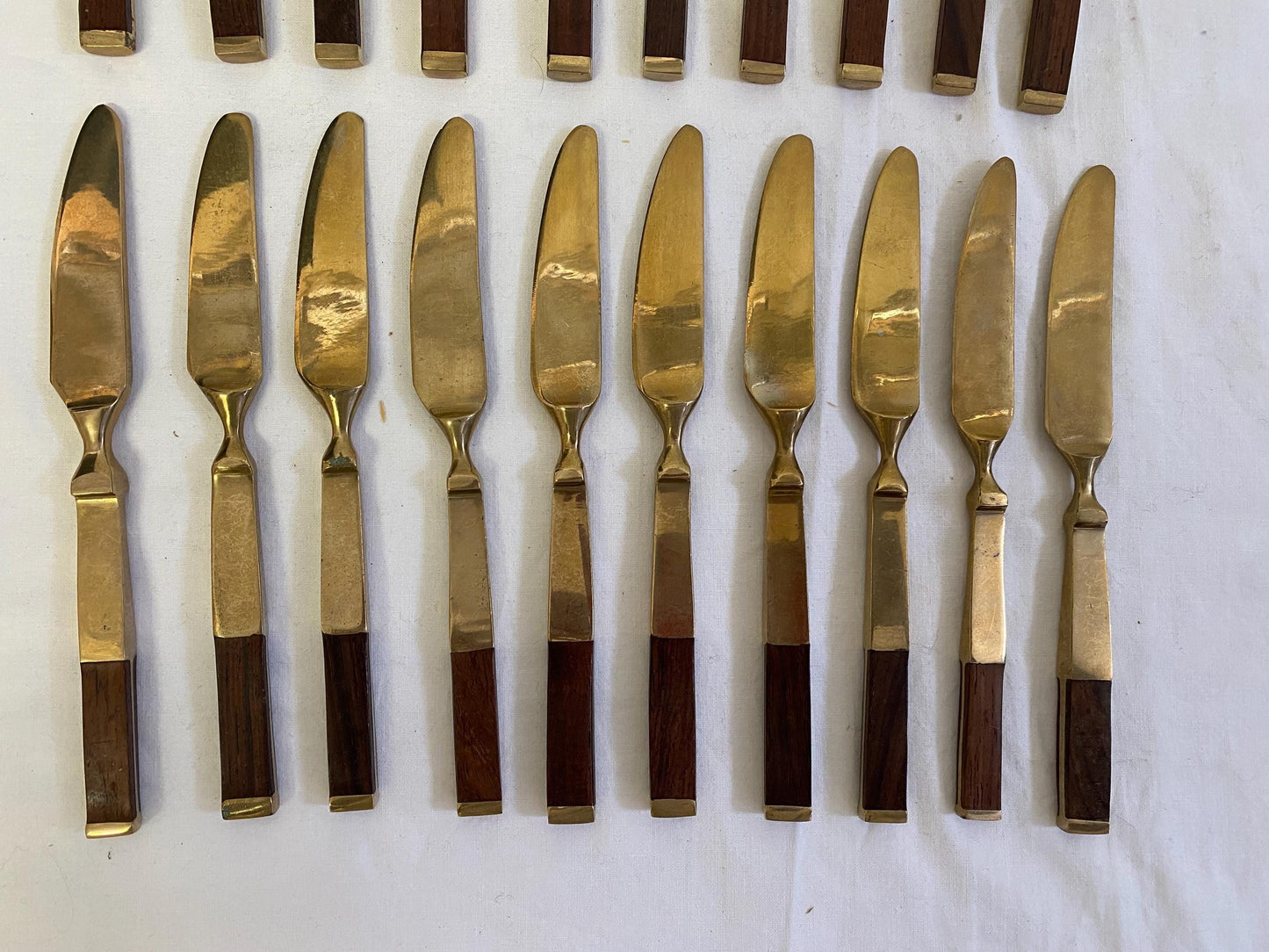 Servizio di Posate Vintage in Ottone con Manici in Legno di Teak - 10 Forchette e 10 Coltelli